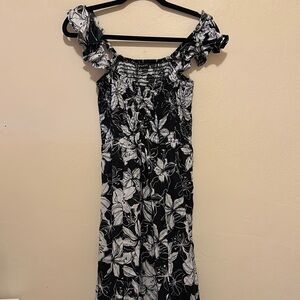 Raviya Black and White Off-Shoulder Maxi Sundress